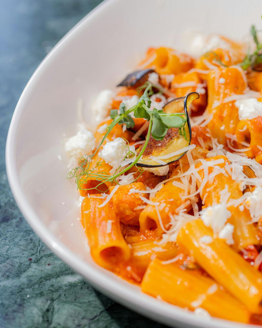 Maccheroni con crema di zucca, ricotta fresca e melanzane croccanti