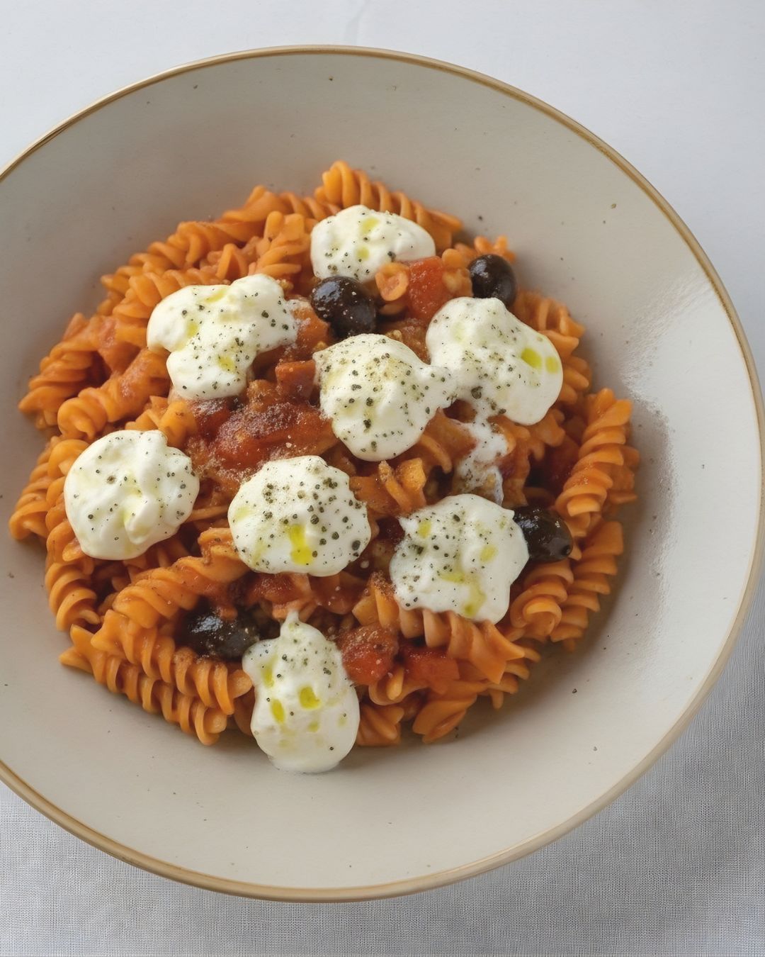 Fusilli mediterranei con pomodoro, burrata e olive 🍅🫒✨